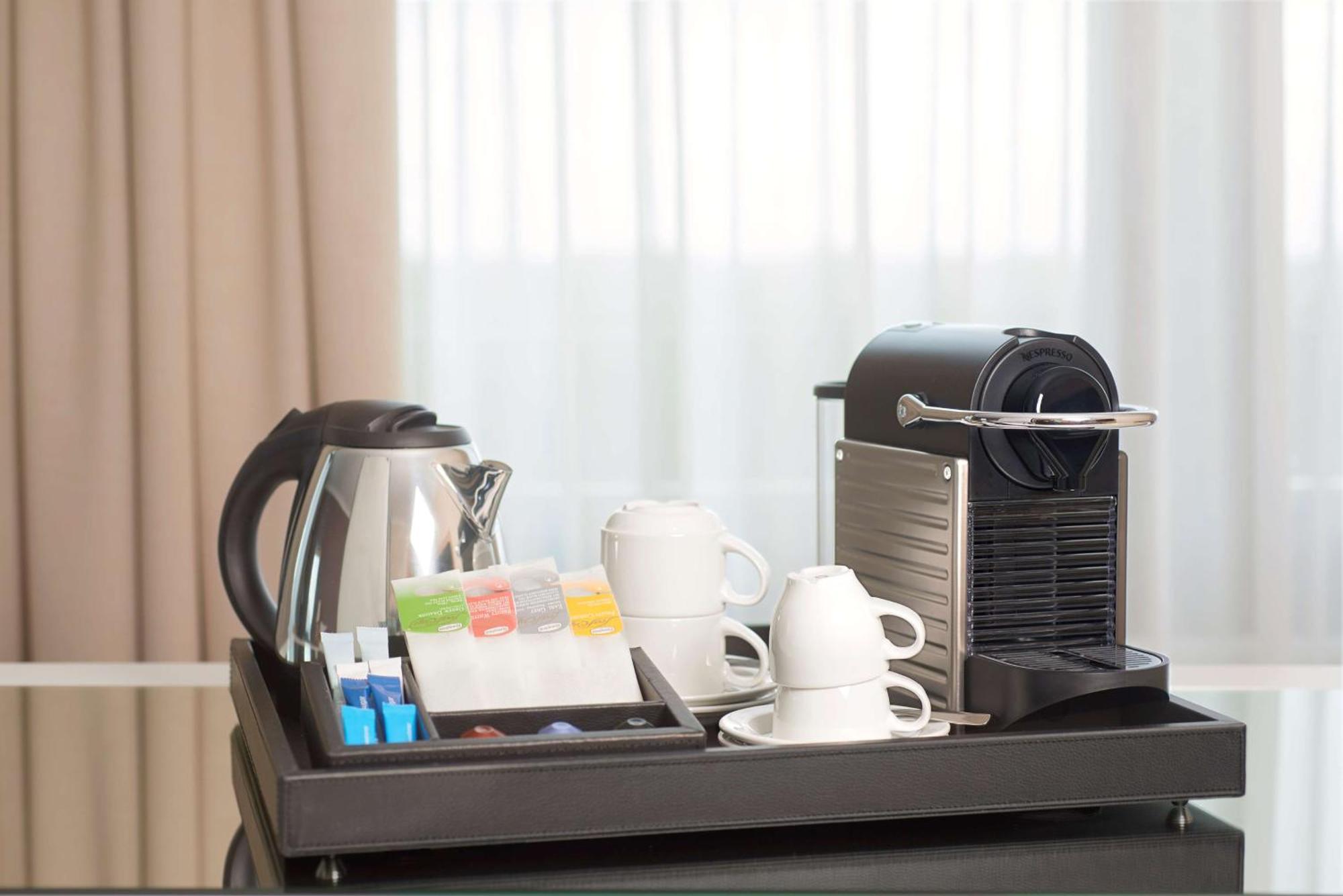 Nh Vienna Airport Conference Center Hotel Schwechat Luaran gambar Room service tray