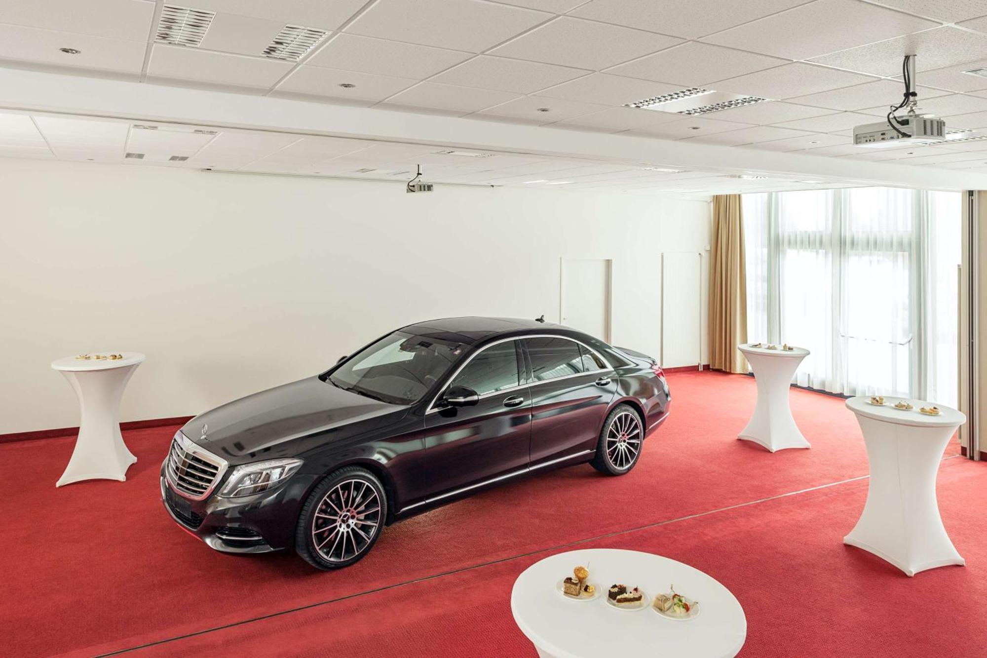 Nh Vienna Airport Conference Center Hotel Schwechat Luaran gambar Meeting room with a car