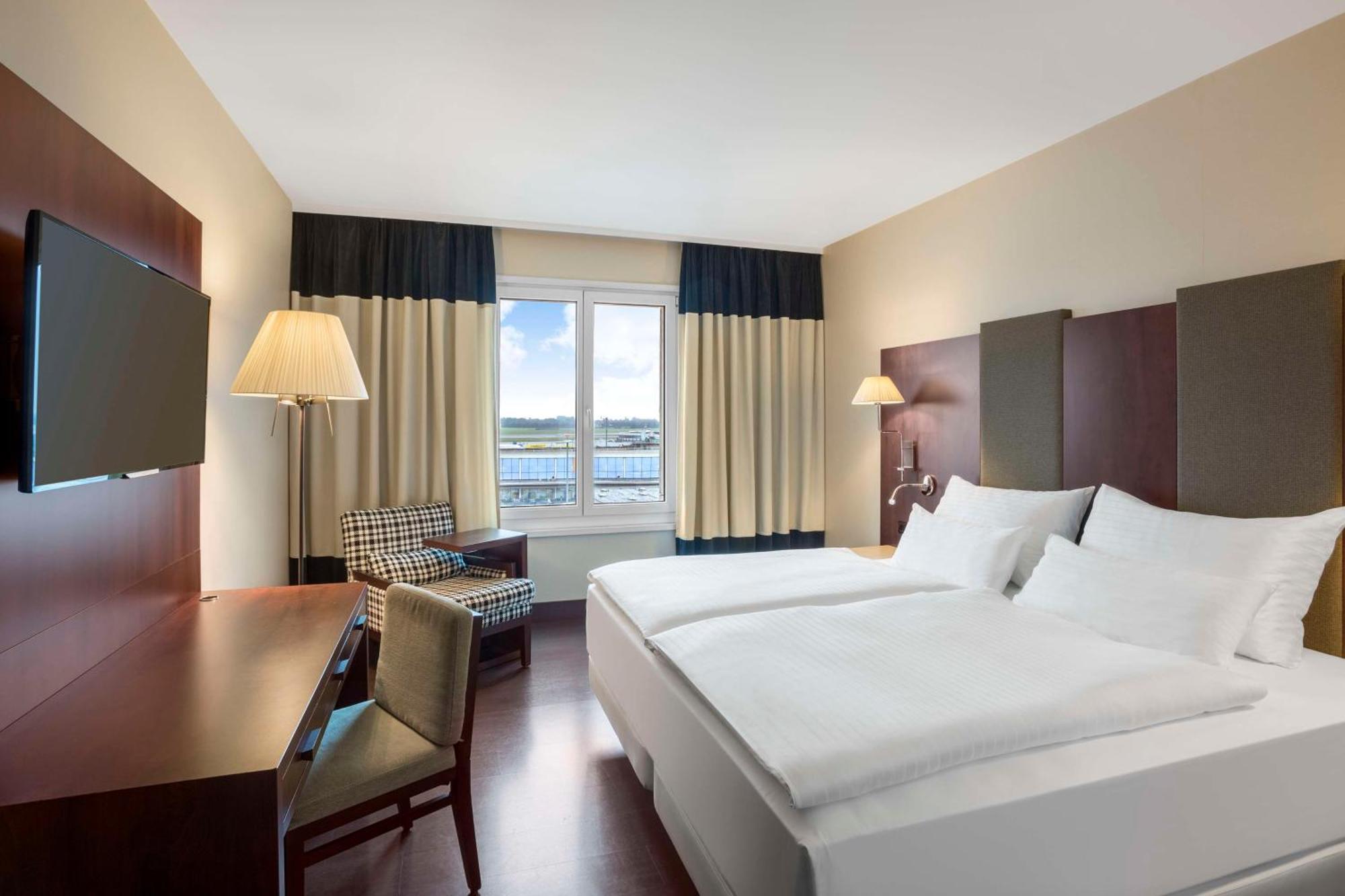 Nh Vienna Airport Conference Center Hotel Schwechat Luaran gambar Room at the airport